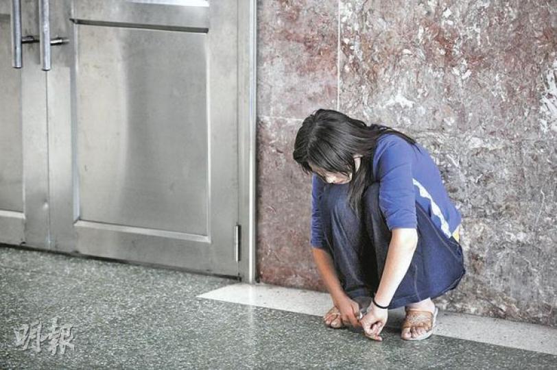 佛山兩歲女童悅悅車禍重創,其母親昨日一直蹲在醫院深切治療病房門外,低頭不語,默默祈求女兒康復,場面令人心酸。(李澤彤攝)女童悅悅仍在廣州火車站附近的陸軍總醫院深切治療部,醫生澄清她的腦幹未死亡,仍在搶救。(李澤彤攝) 佛山兩歲女童悅悅車禍重創,其母親昨日一直蹲在醫院深切治療病房門外,低頭不語,默默祈求女兒康復,場面令人心酸。(李澤彤攝)女童悅悅仍在廣州火車站附近的陸軍總醫院深切治療部,醫生澄清她的腦幹未死亡,仍在搶救。(李澤彤攝)