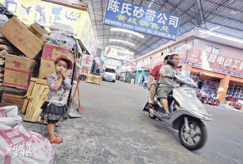 記者昨到悅悅車禍現場觀察,馬路縱橫交錯,附近店東紛稱不時有大量車輛出入,卻常有小童獨自四處逛,上月該路口才有交通意外,幸沒人受傷。(李澤彤攝)在肇事現場附近開舖的陳老闆,昨被網民上門掌摑,指他見死不救,但陳稱當時實在看不到躺在地上的悅悅。(李澤彤攝) 記者昨到悅悅車禍現場觀察,馬路縱橫交錯,附近店東紛稱不時有大量車輛出入,卻常有小童獨自四處逛,上月該路口才有交通意外,幸沒人受傷。(李澤彤攝)在肇事現場附近開舖的陳老闆,昨被網民上門掌摑,指他見死不救,但陳稱當時實在看不到躺在地上的悅悅。(李澤彤攝)