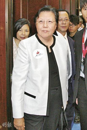 全國人大常委范徐麗泰(中)昨日拒絕就其「六四是不幸」言論向天安門母親運動發起人丁子霖道歉。 (林振東攝) 全國人大常委范徐麗泰(中)昨日拒絕就其「六四是不幸」言論向天安門母親運動發起人丁子霖道歉。 (林振東攝)