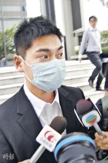 被控協助偷運人蛇的地勤陳榮聰,因證據不足脫罪,離庭時迴避記者追訪,強調「唔關我事」。(林景輝攝) 被控協助偷運人蛇的地勤陳榮聰,因證據不足脫罪,離庭時迴避記者追訪,強調「唔關我事」。(林景輝攝)