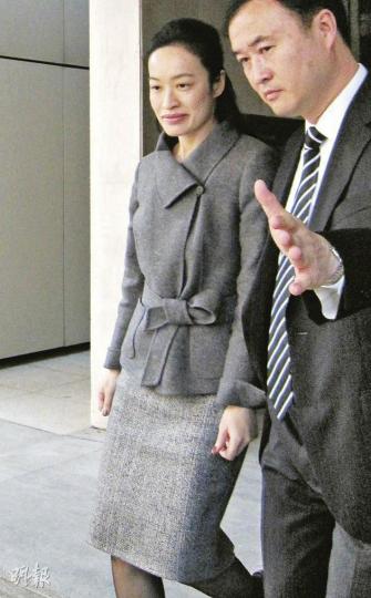 曾昭穎昨在庭上三度落淚,並強調一直不想離婚。(黃景怡攝)李建勤(中)曾在寫給妻子的電郵中說,當初只顧滿足她生小孩的期望而無考慮自己的感受,是人生中最大錯誤。圖為李建勤由兩名外籍保鑣陪同離開法庭。(余俊亮攝)(明報製圖) 曾昭穎昨在庭上三度落淚,並強調一直不想離婚。(黃景怡攝)李建勤(中)曾在寫給妻子的電郵中說,當初只顧滿足她生小孩的期望而無考慮自己的感受,是人生中最大錯誤。圖為李建勤由兩名外籍保鑣陪同離開法庭。(余俊亮攝)(明報製圖)
