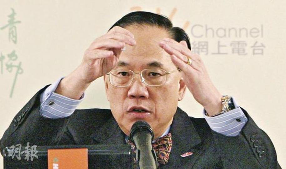曾蔭權昨出席網上答問活動,指政府需幫助住不了公屋、買不起私樓的夾心階層,籲港人別以「紅眼症」看待新居屋。 (林振東攝)(明報製圖) 曾蔭權昨出席網上答問活動,指政府需幫助住不了公屋、買不起私樓的夾心階層,籲港人別以「紅眼症」看待新居屋。 (林振東攝)(明報製圖)