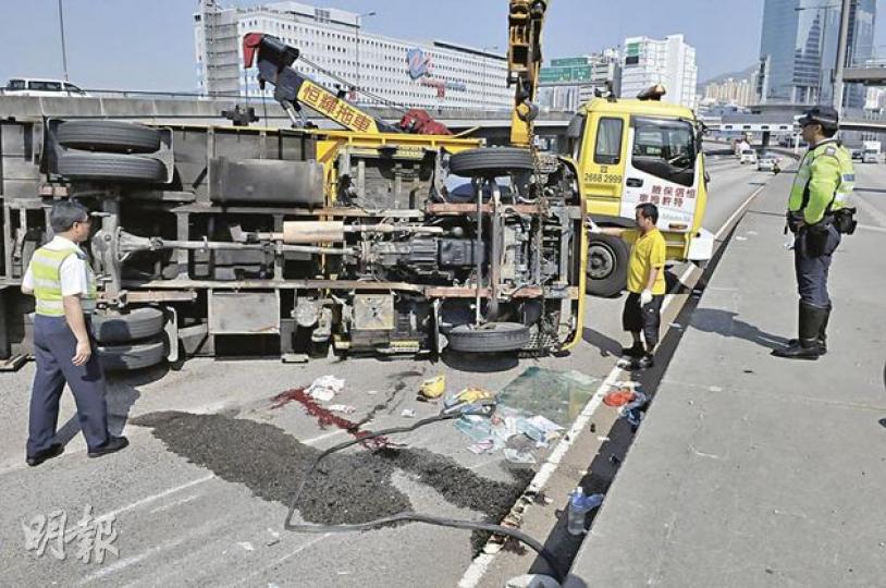 司機酒後駕駛工程車至青葵公路,擦撞一輛巴士後翻側,幸事件中僅兩名跟車工人受輕傷,現場遺下一灘血迹。圖為警員派車吊走橫亘路上的工程車。(林錫禮攝) 司機酒後駕駛工程車至青葵公路,擦撞一輛巴士後翻側,幸事件中僅兩名跟車工人受輕傷,現場遺下一灘血迹。圖為警員派車吊走橫亘路上的工程車。(林錫禮攝)