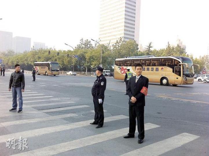 京西賓館東側路口昨日戒嚴封路,讓六中全會與會者散會車隊通過。(明報記者攝) 京西賓館東側路口昨日戒嚴封路,讓六中全會與會者散會車隊通過。(明報記者攝)