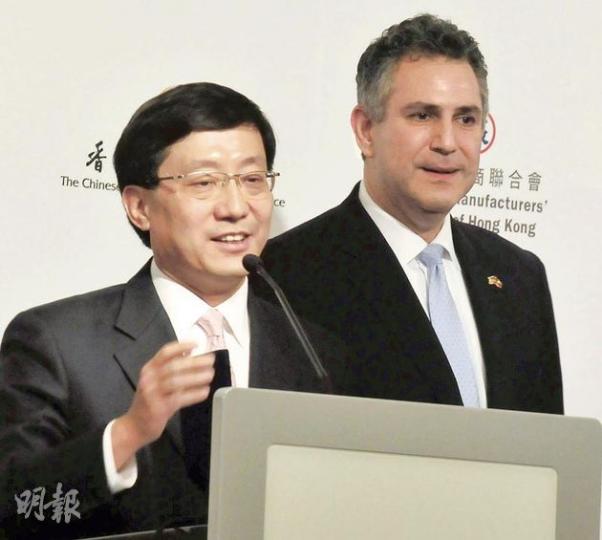 美國商務部副部長Francisco Sanchez(圖右)昨日出席美商會午餐會後表示,美國總統奧巴馬鼓勵自由貿易,冀中美雙方共同努力降低貿易屏障。圖左為貿發局總裁林天福。(劉焌陶攝) 美國商務部副部長Francisco Sanchez(圖右)昨日出席美商會午餐會後表示,美國總統奧巴馬鼓勵自由貿易,冀中美雙方共同努力降低貿易屏障。圖左為貿發局總裁林天福。(劉焌陶攝)