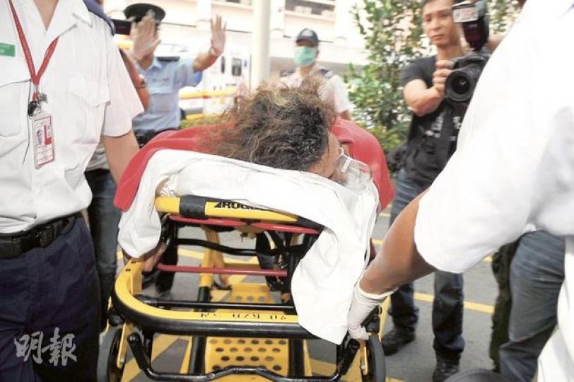 27歲以色列籍男子跳入無人列車路軌,事後被制服反縛送院治理。(衛永康攝) 27歲以色列籍男子跳入無人列車路軌,事後被制服反縛送院治理。(衛永康攝)