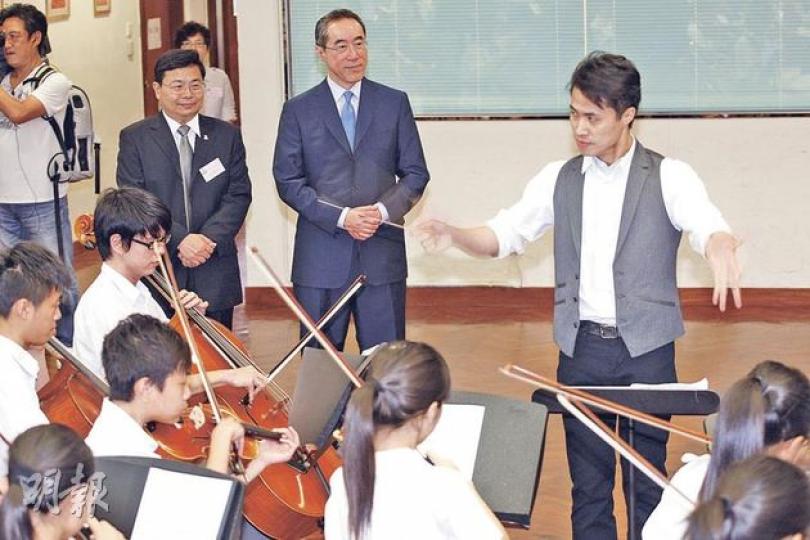 唐英年(右二)昨日到訪中學,欣賞該校交響樂團表演,他說期望日後可在西九文化區演奏廳內,再次看到同學演出。(李紹昌攝)唐英年的父親唐翔千是東華三院黃笏南中學奠基時東華三院的總理。(李紹昌攝)
唐英年(右二)昨日到訪中學,欣賞該校交響樂團表演,他說期望日後可在西九文化區演奏廳內,再次看到同學演出。(李紹昌攝)唐英年的父親唐翔千是東華三院黃笏南中學奠基時東華三院的總理。(李紹昌攝)