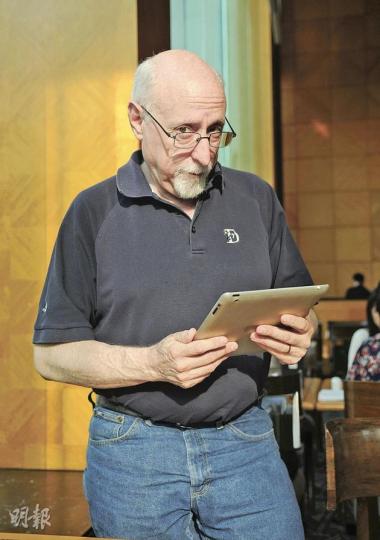 Walt Mossberg今日將會在香港主持科技論壇「AsiaD」,論壇開始前會有一段懷念喬布斯的環節。(陳淑安攝)(明報製圖) Walt Mossberg今日將會在香港主持科技論壇「AsiaD」,論壇開始前會有一段懷念喬布斯的環節。(陳淑安攝)(明報製圖)