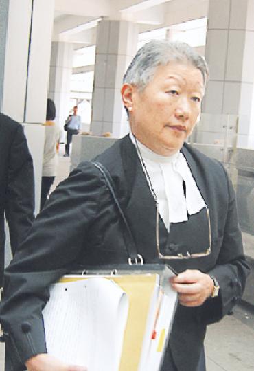資深大律師李志喜昨代表申請人一方,強調兩人的居所及家人均在香港,屬慣常居港,又強調政府07年批准二人無條件留港,目的是免《入境條例》受到挑戰。(梁珮珊攝) 資深大律師李志喜昨代表申請人一方,強調兩人的居所及家人均在香港,屬慣常居港,又強調政府07年批准二人無條件留港,目的是免《入境條例》受到挑戰。(梁珮珊攝)