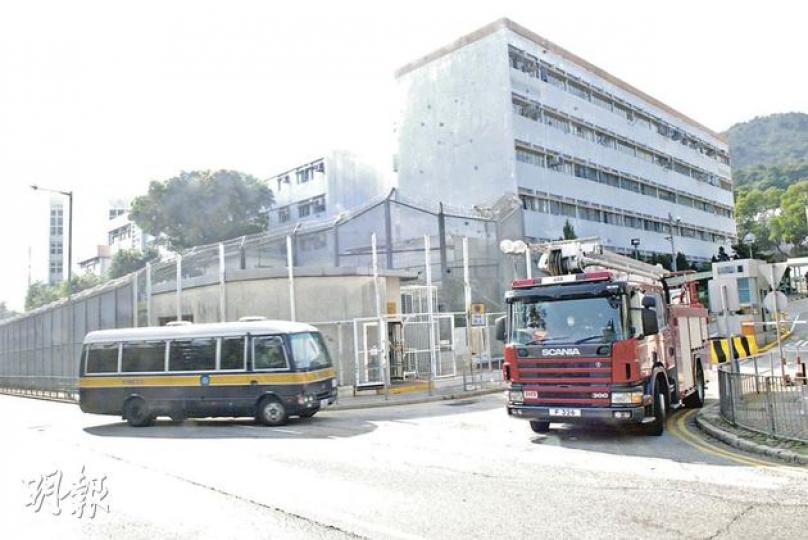 本身屬高度設防監獄的壁屋懲教所,昨日早上發生火警,158名囚犯需要疏散。除消防派員救火外,大批警員到場戒備以防疏散時有事故發生。(雲錦鋒攝) 本身屬高度設防監獄的壁屋懲教所,昨日早上發生火警,158名囚犯需要疏散。除消防派員救火外,大批警員到場戒備以防疏散時有事故發生。(雲錦鋒攝)