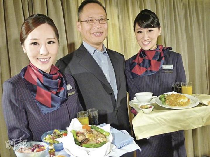 港龍行政總裁楊偉添(中)昨日推介港龍的新飛機餐,包括養生煲仔飯和蟹粉炒麵等;喺介紹新餐牌時,楊偉添笑聲中氣十足,原來係唱歌高手,下月仲會開演唱會唱歌劇。(吳光熙攝) 港龍行政總裁楊偉添(中)昨日推介港龍的新飛機餐,包括養生煲仔飯和蟹粉炒麵等;喺介紹新餐牌時,楊偉添笑聲中氣十足,原來係唱歌高手,下月仲會開演唱會唱歌劇。(吳光熙攝)