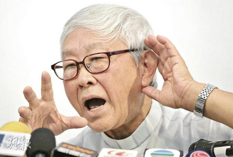 天主教香港教區前主教陳日君樞機承認收了黎智英大筆捐款,但強調全用在主教事務上,沒有花錢作個人享受。(郭慶輝攝)陳日君樞機(右三)對教區在校本條例官司敗訴感到遺憾,昨早10時半開始禁食3天。昨晚一批教友包括甘浩望神父(左一)、民主黨李柱銘(左二)、公民黨主席陳家洛(右二)等到場支持,眾人一起讀經和唱詩歌。(劉焌陶攝) 天主教香港教區前主教陳日君樞機承認收了黎智英大筆捐款,但強調全用在主教事務上,沒有花錢作個人享受。(郭慶輝攝)陳日君樞機(右三)對教區在校本條例官司敗訴感到遺憾,昨早10時半開始禁食3天。昨晚一批教友包括甘浩望神父(左一)、民主黨李柱銘(左二)、公民黨主席陳家洛(右二)等到場支持,眾人一起讀經和唱詩歌。(劉焌陶攝)