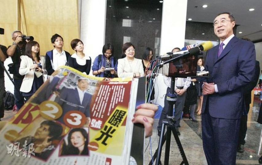 唐英年(右一)拒絕回應雜誌報道的兩名女子(見左下角)是否其緋聞女友,只反覆表示不會評論「任何包裝作為緋聞的報道」。(李紹昌攝) 唐英年(右一)拒絕回應雜誌報道的兩名女子(見左下角)是否其緋聞女友,只反覆表示不會評論「任何包裝作為緋聞的報道」。(李紹昌攝)