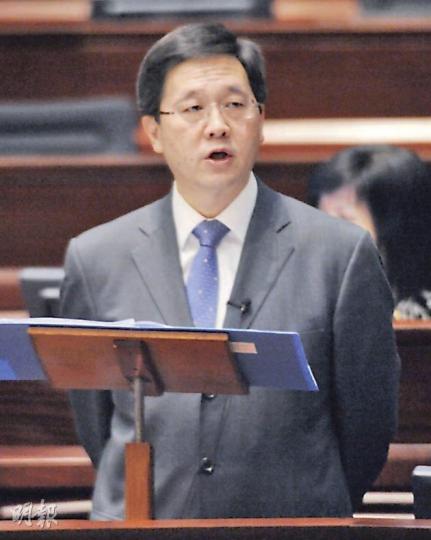 政務司長林瑞麟(圖)昨書面回覆,政府半年內銷毁了厚度達1181米的檔案文件,立法會議員劉慧卿表明會跟進事件,促檔案處交代詳情。(李澤彤攝) 政務司長林瑞麟(圖)昨書面回覆,政府半年內銷毁了厚度達1181米的檔案文件,立法會議員劉慧卿表明會跟進事件,促檔案處交代詳情。(李澤彤攝)