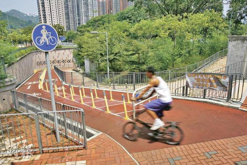 運輸署準備分階段在全港單車徑引入圖中黃色膠護柱。(鄧宗弘攝) 運輸署準備分階段在全港單車徑引入圖中黃色膠護柱。(鄧宗弘攝)