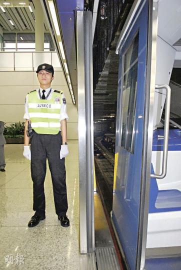 機管局初步調查顯示,以色列怪客前日穿過機場列車月台8吋空隙(圖)闖進路軌。至於為何當時未有觸動警報,機管局否認有保安漏洞,僅稱閉路電視已拍下情况。( 梁琬珊攝) 機管局初步調查顯示,以色列怪客前日穿過機場列車月台8吋空隙(圖)闖進路軌。至於為何當時未有觸動警報,機管局否認有保安漏洞,僅稱閉路電視已拍下情况。( 梁琬珊攝)