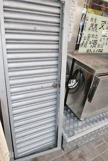 賊人把點心店閘門連框撬開,再入內爆竊,閘門表面仍十分完整。(雲錦鋒攝) 賊人把點心店閘門連框撬開,再入內爆竊,閘門表面仍十分完整。(雲錦鋒攝)