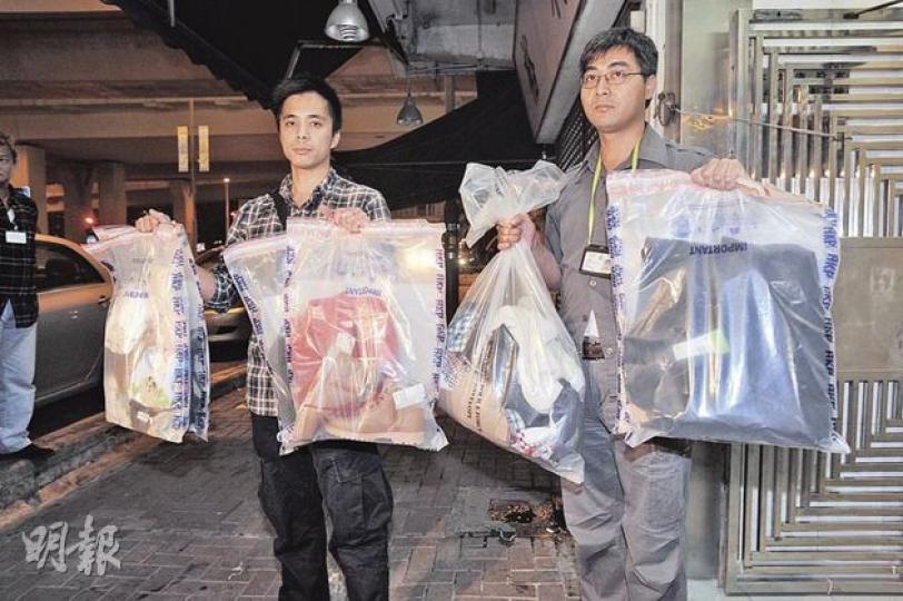 探員在賊人居住的單位起出大量衣物鞋履,部分仍繫着時裝店「H&M」的價錢牌。(樊銳昌攝) 探員在賊人居住的單位起出大量衣物鞋履,部分仍繫着時裝店「H&M」的價錢牌。(樊銳昌攝)