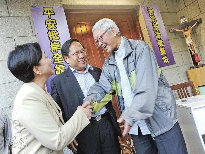 民主黨主席何俊仁（中）及副主席劉慧卿（左）昨日探望禁食的天主教陳日君樞機（右）。何俊仁事後回應記者有關黎智英捐款民主黨的提問時，繼續不評論，並批評其他商界令人失望，只會趨炎附勢捐錢給有權有勢的人。（余俊亮攝）