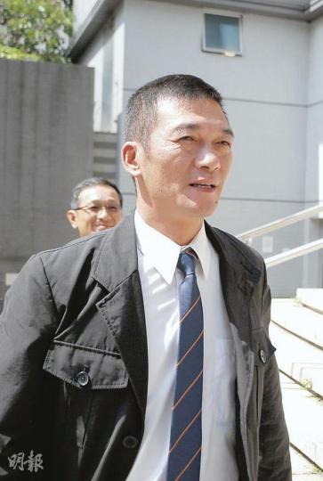 涉嫌狂打999投訴的士繞路的高級警員鄧志遠，被控阻差辦公，昨出庭應訊，否認控罪。他離開法院時，大方任記者拍照，毫不閃避。（阮穎嘉攝）
