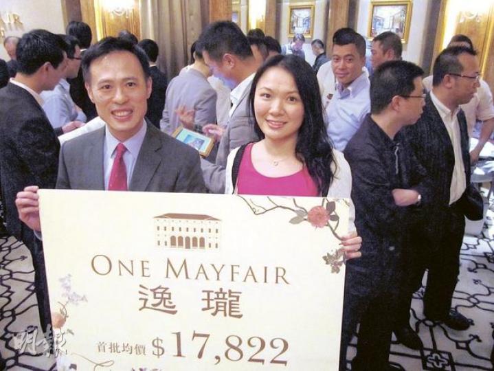 信置營業部總經理田兆源(左)表示,「逸瓏」的買家料以九龍塘同區換樓客、傳統家族為主,估計不少買家都會購買超過1個單位。(林可為攝)信置旗下九龍塘「逸瓏」,其設於九龍灣全新落成商廈「東匯18」的示範單位,參觀人士據稱以九龍塘同區客為主。(林可為攝)(明報製圖) 信置營業部總經理田兆源(左)表示,「逸瓏」的買家料以九龍塘同區換樓客、傳統家族為主,估計不少買家都會購買超過1個單位。(林可為攝)信置旗下九龍塘「逸瓏」,其設於九龍灣全新落成商廈「東匯18」的示範單位,參觀人士據稱以九龍塘同區客為主。(林可為攝)(明報製圖)
