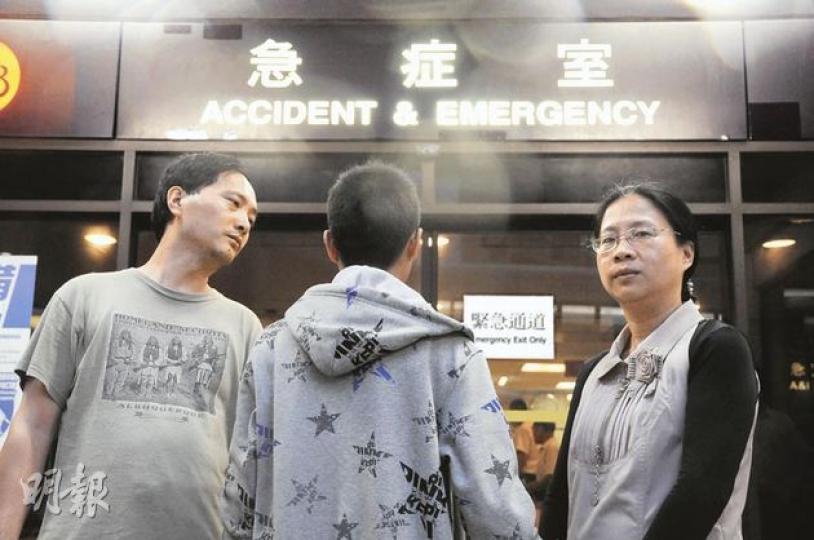 孫亞(左)的兒子小孫在內地醫院輸血感染愛滋病,後來小孫患上嚴重腦癇症,需接受外科手術救治,卻被內地醫療系統拒收。孫亞與妻子袁文莉(右)唯有帶着兒子(中)千里來港,到瑪麗醫院求醫。(明報記者攝) 孫亞(左)的兒子小孫在內地醫院輸血感染愛滋病,後來小孫患上嚴重腦癇症,需接受外科手術救治,卻被內地醫療系統拒收。孫亞與妻子袁文莉(右)唯有帶着兒子(中)千里來港,到瑪麗醫院求醫。(明報記者攝)