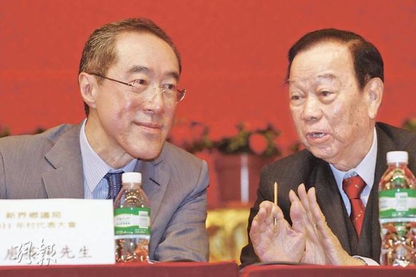 考慮是否參選特首的唐英年(左)昨出席新界鄉議局村代表大會,提出放寬丁屋的3層高度限制。右為鄉議局主席劉皇發。(李紹昌攝)梁振英(左)提出發展新界北面的邊境禁區,提供商業、展覽及零售服務等。右為鄉議局主席劉皇發。(李紹昌攝)(明報製圖)(明報製圖) 考慮是否參選特首的唐英年(左)昨出席新界鄉議局村代表大會,提出放寬丁屋的3層高度限制。右為鄉議局主席劉皇發。(李紹昌攝)梁振英(左)提出發展新界北面的邊境禁區,提供商業、展覽及零售服務等。右為鄉議局主席劉皇發。(李紹昌攝)(明報製圖)(明報製圖)