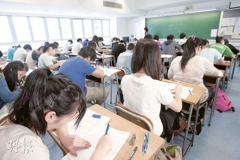 全港19間中學昨首辦聯校模擬文憑試,有逾500名中六生參與,為半年後的首屆文憑試備戰。(鄧宗弘攝) 全港19間中學昨首辦聯校模擬文憑試,有逾500名中六生參與,為半年後的首屆文憑試備戰。(鄧宗弘攝)