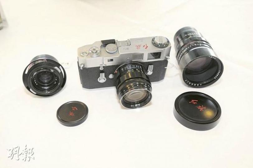 1977年文革期間,毛澤東的妻子江青指令模仿Leica M4製造的國產紅旗相機,機身左上角可見到「紅旗」二字。(尹錦恩攝)今年5月,Peter Coeln的攝影機拍賣行WestLicht以132萬歐元(逾1400萬港元)賣出Leica 0系列原型機,創下最貴相機世界紀錄,而他手持的為同一批次的0系列原型機,該機種於1923年製造,當年只生產了25部。(尹錦恩攝) 1977年文革期間,毛澤東的妻子江青指令模仿Leica M4製造的國產紅旗相機,機身左上角可見到「紅旗」二字。(尹錦恩攝)今年5月,Peter Coeln的攝影機拍賣行WestLicht以132萬歐元(逾1400萬港元)賣出Leica 0系列原型機,創下最貴相機世界紀錄,而他手持的為同一批次的0系列原型機,該機種於1923年製造,當年只生產了25部。(尹錦恩攝)