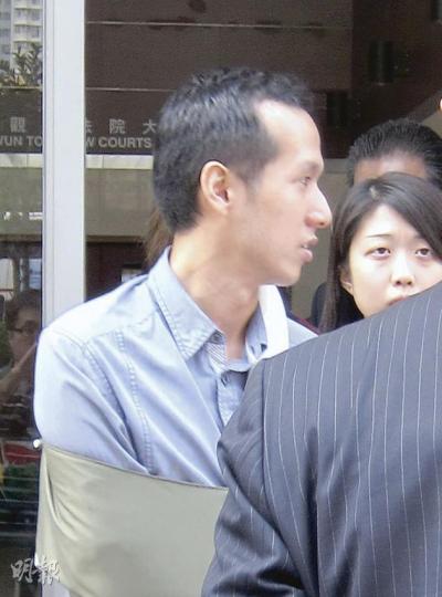 陳家駿昨離庭時甫看見記者拍照即顯得慌張,其男性友人為其「擋駕」,多番推開記者的相機。(林綺琪攝) 陳家駿昨離庭時甫看見記者拍照即顯得慌張,其男性友人為其「擋駕」,多番推開記者的相機。(林綺琪攝)