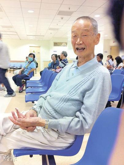年逾80歲的黃翁昨晚首次踏足沙田中央公園即被惡鼠噬傷左手無名指,事後笑稱不會退縮。(鍾炳然攝) 年逾80歲的黃翁昨晚首次踏足沙田中央公園即被惡鼠噬傷左手無名指,事後笑稱不會退縮。(鍾炳然攝)