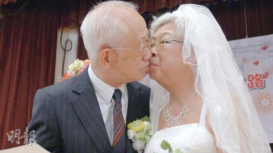 同樣是80歲的陳氏夫婦於1949年結婚,當時兩人才18歲,互相扶持逾60年,他們表示夫婦要互相包容才是相處之道。(具格攝) 同樣是80歲的陳氏夫婦於1949年結婚,當時兩人才18歲,互相扶持逾60年,他們表示夫婦要互相包容才是相處之道。(具格攝)