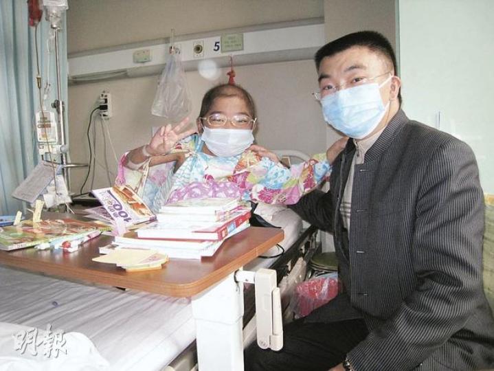 父女倆距離很近,但無法擁抱。范盛誼說,生怕自己身上的病菌,會導致女兒病情加重。(劉洪慶攝) 父女倆距離很近,但無法擁抱。范盛誼說,生怕自己身上的病菌,會導致女兒病情加重。(劉洪慶攝)