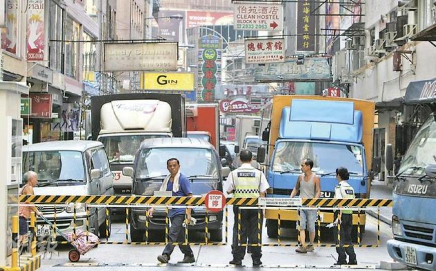 怡東酒店加閘後,令通往世貿中心和怡東酒店的一段謝菲道擠塞,更有貨車驚覺道路已封而掉頭,令交通更混亂。(林振東攝) 怡東酒店加閘後,令通往世貿中心和怡東酒店的一段謝菲道擠塞,更有貨車驚覺道路已封而掉頭,令交通更混亂。(林振東攝)