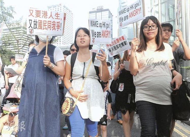 網民在facebook發起反內地孕婦遊行,有本港孕婦批評當局對內地孕婦「來者不拒」,浪費納稅人金錢及令本地媽媽無牀位產子,促請政府停止向他們發出生證明書。(尹錦恩攝) 網民在facebook發起反內地孕婦遊行,有本港孕婦批評當局對內地孕婦「來者不拒」,浪費納稅人金錢及令本地媽媽無牀位產子,促請政府停止向他們發出生證明書。(尹錦恩攝)