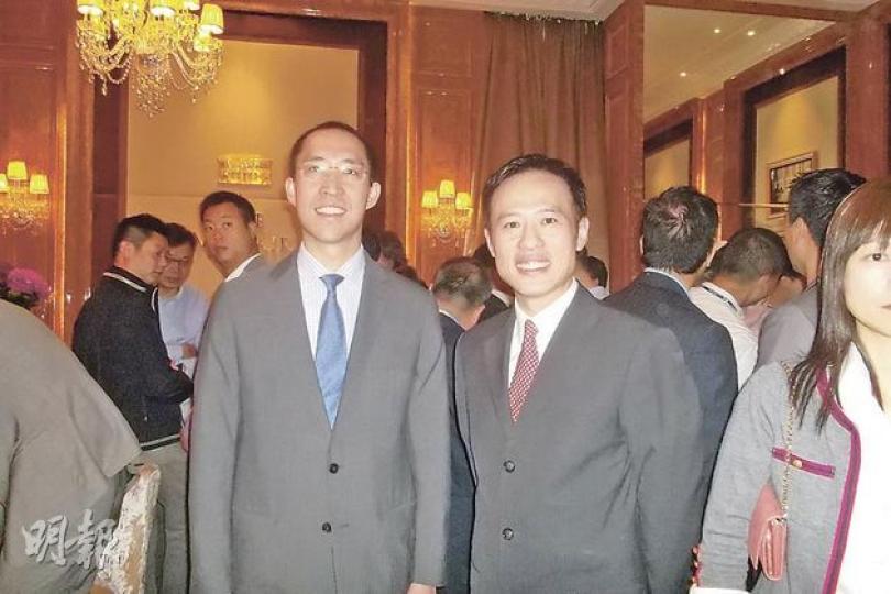 信和置業執行董事黃永光(左)表示,由上周四至今,有2500人前來睇樓,其中內地客佔兩成,而大部分睇樓人士多來自九龍塘。右為信置業營業部總經理田兆源。(鄒凱婷攝)睇樓客心聲﹕周先生表示,日前亦有參觀其他新盤,認為逸瓏售價可接受,打算購作自住或投資用途。他表示,政府政策針對小型單位,對豪宅的影響有限。(鄒凱婷攝)睇樓客心聲﹕董先生認為逸瓏的呎價不算低,是否購買要視乎情况而定,他預計受政策影響下,今年年底前樓價將跌逾一成。(鄒凱婷攝) 信和置業執行董事黃永光(左)表示,由上周四至今,有2500人前來睇樓,其中內地客佔兩成,而大部分睇樓人士多來自九龍塘。右為信置業營業部總經理田兆源。(鄒凱婷攝)睇樓客心聲﹕周先生表示,日前亦有參觀其他新盤,認為逸瓏售價可接受,打算購作自住或投資用途。他表示,政府政策針對小型單位,對豪宅的影響有限。(鄒凱婷攝)睇樓客心聲﹕董先生認為逸瓏的呎價不算低,是否購買要視乎情况而定,他預計受政策影響下,今年年底前樓價將跌逾一成。(鄒凱婷攝)