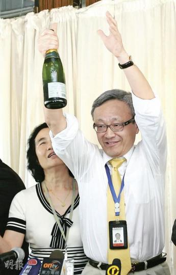 龔仁心(右)昨日在華懋名下酒店舉行記者會,更大開香檳酒,慶祝與陳振聰的爭產官司告一段落,左為龔仁心妻子。(林振東攝) 龔仁心(右)昨日在華懋名下酒店舉行記者會,更大開香檳酒,慶祝與陳振聰的爭產官司告一段落,左為龔仁心妻子。(林振東攝)