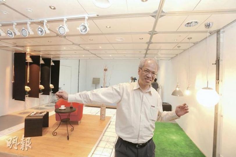 理大在觀塘設立燈光實驗室,屋宇設備工程學系副教授鍾謝明(圖)表示,本港的光污染問題大部分源於鬧市廣告招牌過度照明,認為只要燈光設計合適,估計有助降低一半光污染。(尹錦恩攝) 理大在觀塘設立燈光實驗室,屋宇設備工程學系副教授鍾謝明(圖)表示,本港的光污染問題大部分源於鬧市廣告招牌過度照明,認為只要燈光設計合適,估計有助降低一半光污染。(尹錦恩攝)