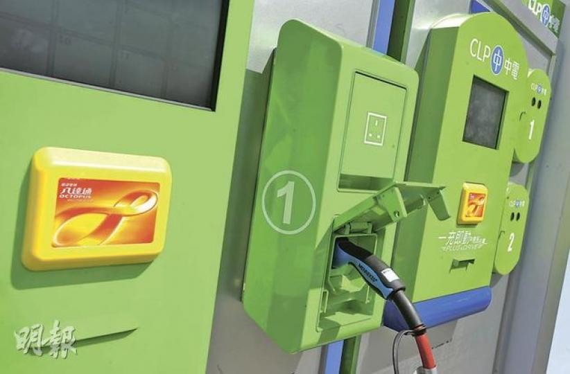 科學園昨舉行電動車展覽,中電展示最新雙制式充電站,司機只要用八達通付款,便可為日式及歐美式電動車充電。(李澤彤攝)比亞迪昨在電動車展覽展示全球首輛達12米長的單層電動巴士,電動巴士可向車門方向傾斜,方便乘客上落。(李澤彤攝) 科學園昨舉行電動車展覽,中電展示最新雙制式充電站,司機只要用八達通付款,便可為日式及歐美式電動車充電。(李澤彤攝)比亞迪昨在電動車展覽展示全球首輛達12米長的單層電動巴士,電動巴士可向車門方向傾斜,方便乘客上落。(李澤彤攝)