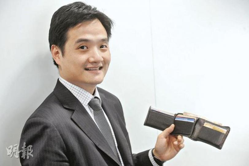 黃元山向記者展示他的銀包裏只有一張信用卡,果然是個理財精明人!(尹錦恩攝) 黃元山向記者展示他的銀包裏只有一張信用卡,果然是個理財精明人!(尹錦恩攝)