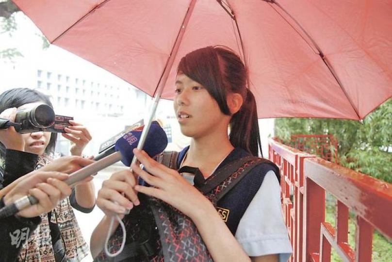 高雷中學中四女生黃同學表示,對區內出現露體狂感到擔心,短期內放學返家定必與其他同學結伴。若不幸遇上露體狂,她會大叫嚇退對方,再跑到學校旁的警署報案。(雲錦鋒攝)(明報製圖) 高雷中學中四女生黃同學表示,對區內出現露體狂感到擔心,短期內放學返家定必與其他同學結伴。若不幸遇上露體狂,她會大叫嚇退對方,再跑到學校旁的警署報案。(雲錦鋒攝)(明報製圖)