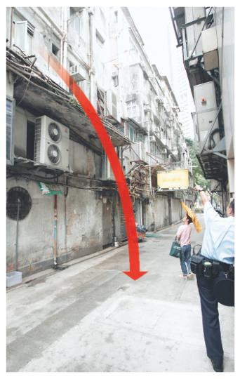 警員到拋貓後巷現場調查,並指出懷疑虐貓男子伸出掃帚將小貓從簷篷掃走的位置(箭嘴示)。(黃雄攝)疑是4隻小貓母親的貓媽媽,事後在簷篷徘徊哀鳴,久久不肯離開。(黃雄攝) 警員到拋貓後巷現場調查,並指出懷疑虐貓男子伸出掃帚將小貓從簷篷掃走的位置(箭嘴示)。(黃雄攝)疑是4隻小貓母親的貓媽媽,事後在簷篷徘徊哀鳴,久久不肯離開。(黃雄攝)