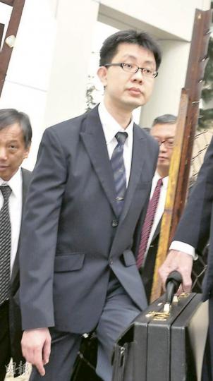 執業會計師梁壽松被控非禮兩名女下屬,昨在東區裁判法院否認控罪。(劉焌陶攝) 執業會計師梁壽松被控非禮兩名女下屬,昨在東區裁判法院否認控罪。(劉焌陶攝)