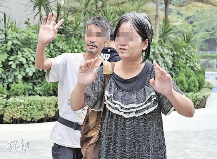 被告李鳳蓮與男友人昨步出法院時散發一股臭味,但一臉輕鬆,雙手高舉V字勝利手勢。(葉漢華攝) 被告李鳳蓮與男友人昨步出法院時散發一股臭味,但一臉輕鬆,雙手高舉V字勝利手勢。(葉漢華攝)