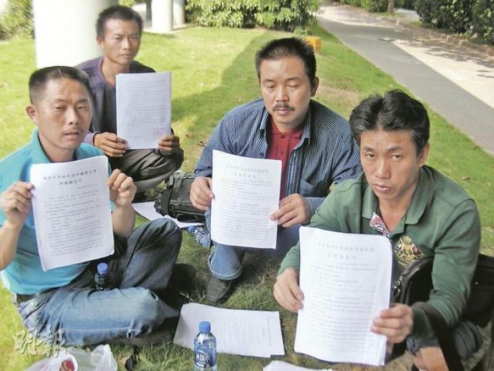 工人出示以往的判決書,有關的判決不下十次,但工人都不滿意結果,堅持上訴。(明報記者攝)徐瑞寶(左一)和部分工人代表昨日到深圳市中級法院討公道。(明報記者攝)工人的境况引起部分深圳學生的同情,昨日有十多名大學生到場支持他們。(明報記者攝) 工人出示以往的判決書,有關的判決不下十次,但工人都不滿意結果,堅持上訴。(明報記者攝)徐瑞寶(左一)和部分工人代表昨日到深圳市中級法院討公道。(明報記者攝)工人的境况引起部分深圳學生的同情,昨日有十多名大學生到場支持他們。(明報記者攝)