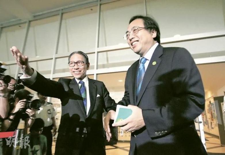港大校長徐立之(右)及校務委員會主席梁智鴻(左)昨同見傳媒,甫出來相視而笑,梁智鴻笑言與徐分歧只在「一起吃早餐時爭付鈔」。(郭慶輝攝) 港大校長徐立之(右)及校務委員會主席梁智鴻(左)昨同見傳媒,甫出來相視而笑,梁智鴻笑言與徐分歧只在「一起吃早餐時爭付鈔」。(郭慶輝攝)