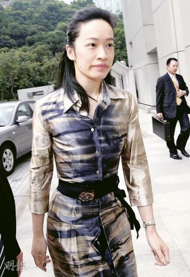 李德義昨日形容兒媳離婚為「家變」。(李紹昌攝)李建勤被父親踢爆結婚時沒錢,又擅自轉走公司現金時,一度臉露尷尬。(李紹昌攝) 李德義昨日形容兒媳離婚為「家變」。(李紹昌攝)李建勤被父親踢爆結婚時沒錢,又擅自轉走公司現金時,一度臉露尷尬。(李紹昌攝)