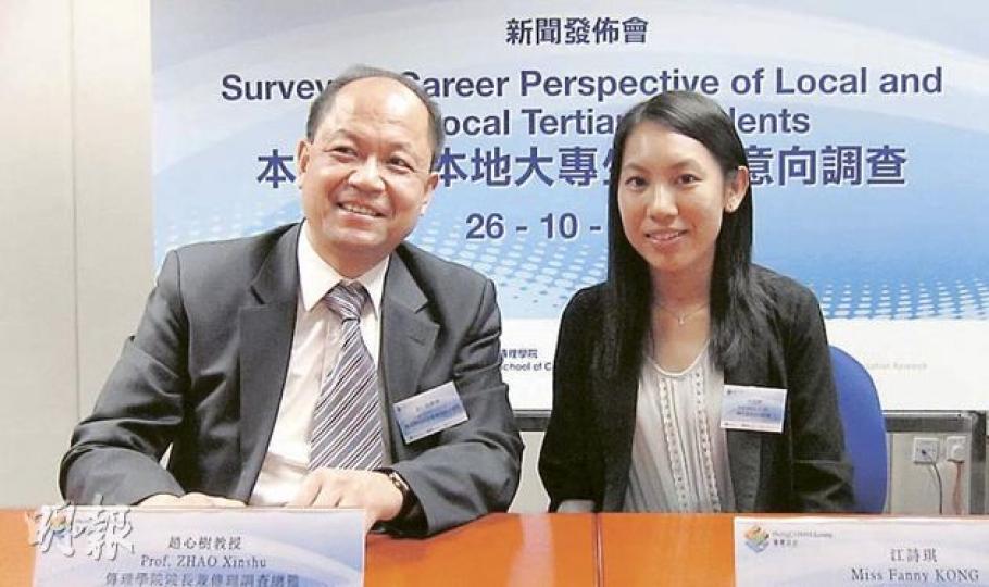 浸大傳理學院院長趙心樹(左)表示,本地生在感受到內地生留港就業威脅同時,也能宏觀了解本港整體現况,有助促進他們提升競爭力。(錢瑋琪攝) 浸大傳理學院院長趙心樹(左)表示,本地生在感受到內地生留港就業威脅同時,也能宏觀了解本港整體現况,有助促進他們提升競爭力。(錢瑋琪攝)