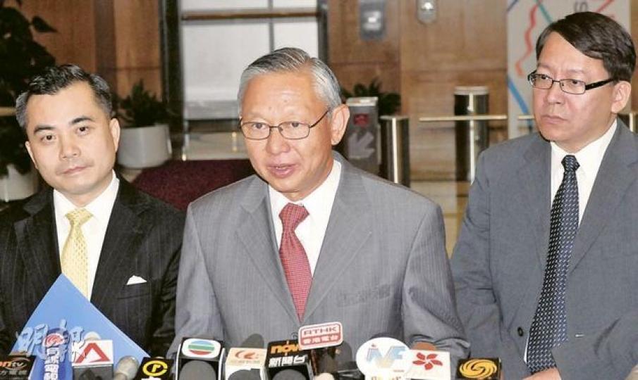 律政司長黃仁龍(左起)、保安局長李少光和入境處長陳國基昨日下午會見傳媒,李少光透露,外傭申請居港權個案由以往每月僅約1宗,大幅增加至8、9月每月約16宗,前日更收到20宗申請。(劉焌陶攝)多宗外傭居港案的申請人代表律師帝理邁(右)相信,當事人Vallejos理應順利取得居港權,他又指政府早前指有大量外傭可獲居港權的數據不可靠,並呈交有關專家意見的法庭誓章。(李紹昌攝)多個外傭團體代表包括Eman C. Villanueva(左一)、Cynthia Ca Abdon-Tellez(左二)和甘浩望神 律政司長黃仁龍(左起)、保安局長李少光和入境處長陳國基昨日下午會見傳媒,李少光透露,外傭申請居港權個案由以往每月僅約1宗,大幅增加至8、9月每月約16宗,前日更收到20宗申請。(劉焌陶攝)多宗外傭居港案的申請人代表律師帝理邁(右)相信,當事人Vallejos理應順利取得居港權,他又指政府早前指有大量外傭可獲居港權的數據不可靠,並呈交有關專家意見的法庭誓章。(李紹昌攝)多個外傭團體代表包括Eman C. Villanueva(左一)、Cynthia Ca Abdon-Tellez(左二)和甘浩望神