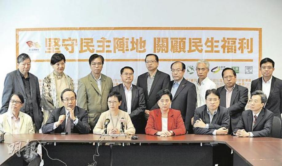 15名泛民議員呼籲市民在區選踴躍投票。(何家達攝) 15名泛民議員呼籲市民在區選踴躍投票。(何家達攝)